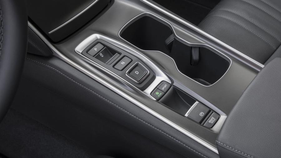 Детали интерьера Honda Accord Touring Hybrid 2017 года  (NA) (фото 80 из 170)